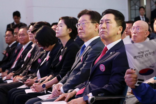 이재명 더불어민주당 대표가 김기현 국민의힘 대표, 이정미 정의당 대표 등과 함께 15일 서울 서대문구 이화여대 대강당에서 열린 제78주년 광복절 경축식에 참석해 있다. 대통령실통신사진기자단=연합뉴스.